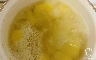 Параллельно отвариваем на небольшом огне картофель.