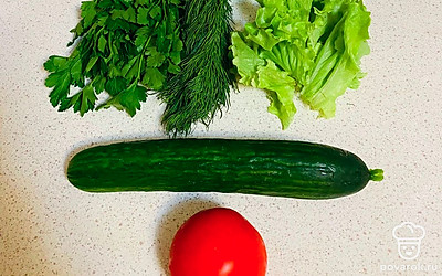 Моем все овощи и зелень и мелко шинкуем в салат. Добавляем соль, растительное масло и приправу по вкусу. 