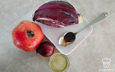 Лук почистите и ополосните. Гранат помойте и выделите из него зерна по нужному весу.