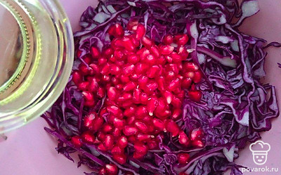 Влейте к овощам оливковое масло и гранатовый сироп. Перемешайте. По желанию, посыпьте любой зеленью.