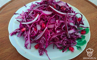 Подайте салат в общей тарелке. Украсьте его веточками зелени, половинками помидор черри, кольцами перца или огурца. Подайте хлеб.