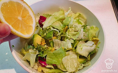 Нарезаем салат Тоскана. И выжимаем в него немного лимона. 