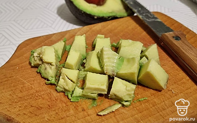 Нарезаем авокадо. И высыпаем его в тарелку. 