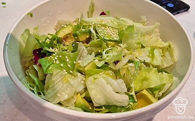 Посыпаем салат кунжутом и заправляем оливковым маслом, тщательно осторожно перемешиваем. 