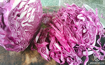 Порежьте капусту как можно мельче, должны получиться длинные полоски.