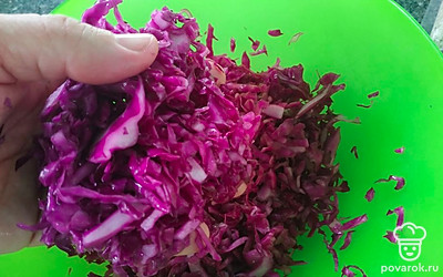 Посолите и хорошенько помните капусту для размягчения.