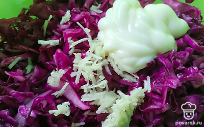 Пришло время чеснока и майонеза, тут ориентируйтесь на свои предпочтения, но всё же не кладите мало чеснока, так как он играет важную роль в этом салате. Перемешайте все ингредиенты.