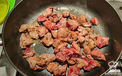 На хорошо разогретой сковороде пожарьте куриную или утиную печенку 7-9 минут.