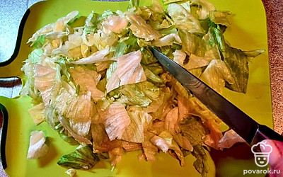 Порежьте или порвите салатные листья.