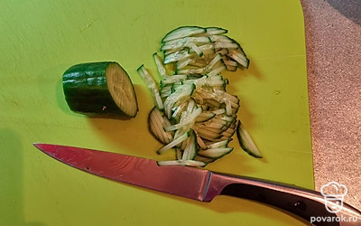 Порежьте свежий огурец.