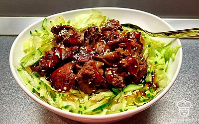 Сверху выложите обжареную горячую печенку и полейте соусом терияки, посыпав сверху кунжутом.