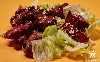 Салат можно подавать как с горячей печенкой, так и в холодном виде. Перед подачей можно перемешать.