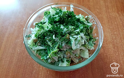 Украсьте салат свежей зеленью.