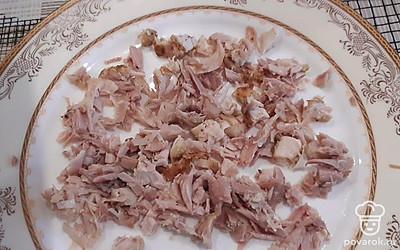 Соберите салат слоями. Выложите на тарелку курицу, смажьте майонезом.