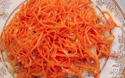 Сверху выложите морковь по-корейски.