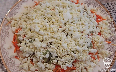 Выложите сыр, яйца, майонез.