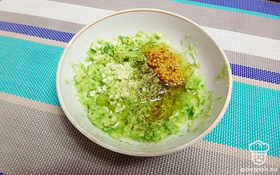 Для заправки разомните авокадо вилкой, добавьте масло, горчицу и измельченный чеснок. Перемешайте.