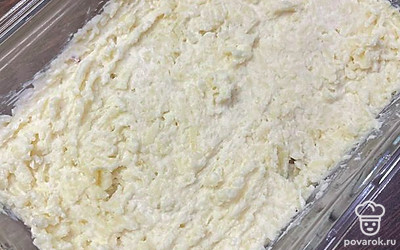 Картофель натрите на тёрке, добавьте ложку майонеза, выложите на рыбу.