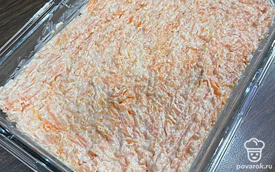 Морковь натрите на тёрке, добавьте ложку майонеза, выложите на картофель.