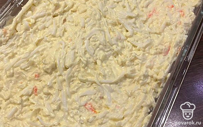 Яйца натрите на тёрке, добавьте ложку майонеза, выложите на морковь.