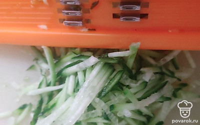 Натрите огурец на терке соломкой.