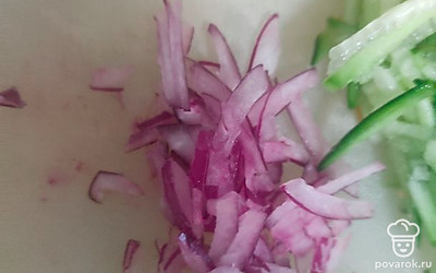 Нарежьте соломкой лук.