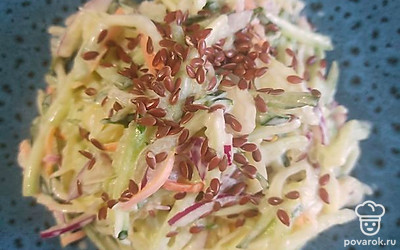 Когда салат будет готов, посыпьте его семенами льна.