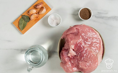 Разморозьте, помойте и обсушите грудинку. Помойте и почистите чеснок.