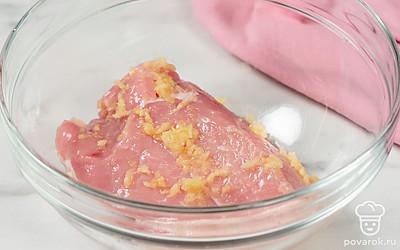 Пропустите чеснок через пресс, а затем хорошенько натрите им мясо со всех сторон. 