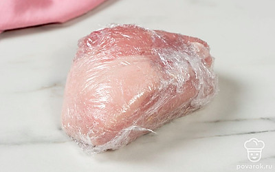 По истечении суток уберите контейнер с грудинкой и рассолом в холодильник на два дня. Достаньте свинину из рассола, обсушите бумажным полотенцем и заверните в пищевую пленку. Уберите заготовку на хранение в морозилку.