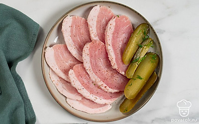 Тонко нарежьте грудинку, подайте ее с другими соленьями на ваш вкус.