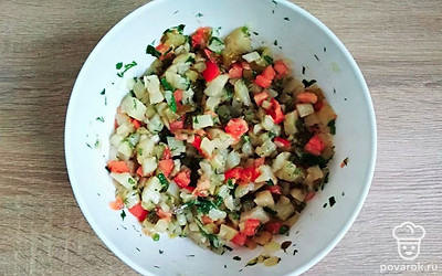 Смешайте в глубокой посуде картофель, огурцы, помидоры, лук и зелень. Добавьте зелень и чеснок. Посолите, поперчите и приправьте растительным маслом. Хорошо все перемешайте.