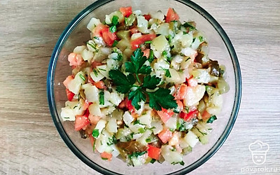 Подавайте в общем салатнике, или в порционных тарелках. Украсьте зеленью петрушки или присыпьте веточками укропа.