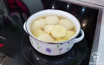 Разрежьте картофель на половинки, положите в кастрюлю, залейте холодной водой и поставьте вариться до готовности. Время варки зависит от сорта картофеля, примерно 30 минут. В середине процесса варки посолите картофель по вкусу.