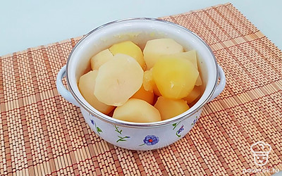 Из отварного картофеля слейте воду и дайте ему полностью остыть.