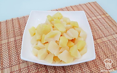 Нарежьте картофель произвольными кусочками, только не мельчите. Сложите в салатник.