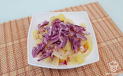 Лук нарежьте четвертинками и выложите к картошке. Подсолите слегка, только чуть-чуть, так как картофель соленый в процессе варки.