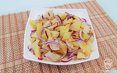 Перемешайте салат и сверху полейте льняным маслом.