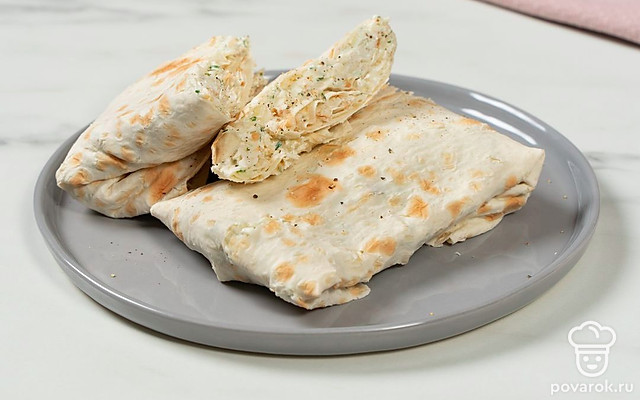 Конвертики из лаваша со сметаной и сыром — Рецепт с фото