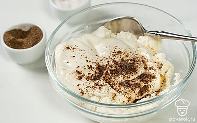 В небольшой миске смешайте сметану и творог. Посолите, поперчите и перемешайте начинку. 