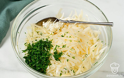 Натрите сыр, а веточки зелени мелко порубите. Добавьте измельченные ингредиенты в миску с начинкой. Снова перемешайте.