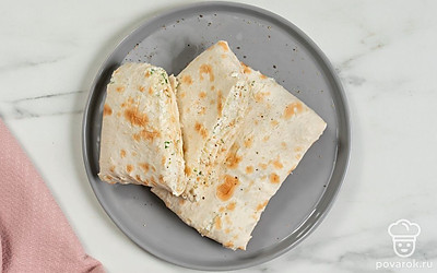 Подайте охлажденные конвертики в качестве закуски или дополнения к основному блюду. 