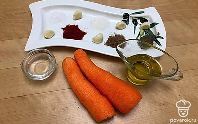 Помойте морковь и очистите от кожуры. Почистите чеснок и промойте его под холодной водой.