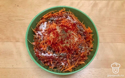 Натрите морковь на терке, толщину телки выберите на своё усмотрение. Вкус от этого точно не изменится. Чеснок натрите на мелкой терке и добавьте к моркови, также следом высыпьте сахар, соль и все специи.