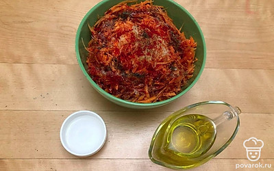 Пока морковь насыщается ароматами специй, разогрейте масло на сковороде максимально, чтобы шипело, а затем добавьте его в морковь. Следом долейте уксус. Все тщательно перемешайте, сверху накройте пищевой плёнкой и отправьте в холодильник на пять часов для маринования.