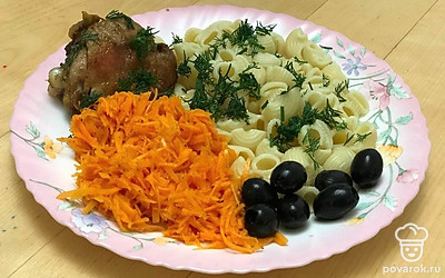 Подавайте морковь по-корейски с основным блюдом. Отлично сочетается с макаронами и жаренной куриной грудкой. Подавайте блюдо с оливками или маслинами.