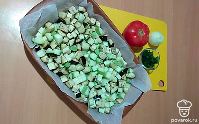 Разогрейте духовку до 180-190 ℃ и запекайте овощи 10-15 минут до мягкости. Затем выложите их в миску для салата и слегка охладите.