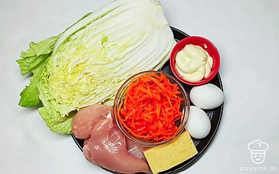 Вымойте и подготовьте куриное филе. Морковь натрите на специальной терке для корейской моркови. Приготовьте пекинскую капусту, яйца, сыр и майонез.