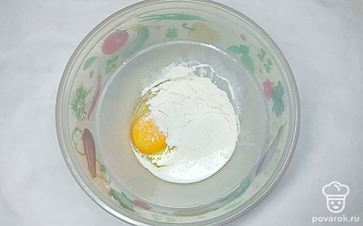 Яйца смешайте с мукой и молоком, замесите тесто. На горячую сковороду добавьте растительное масло и обжарьте блинчики с двух сторон.