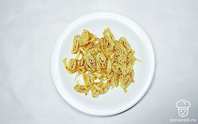 Нарежьте блинчики соломкой.